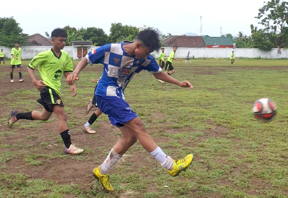 MENANG TELAK: Diponegoro United mengalahkan Putra Yunior dengan skor 5-0 pada pertandingan grup A di Persewangi Cup KU-16 di lapangan Watukebo, Kamis (6/12) sore.