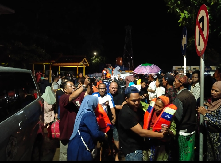 Anggota BPBD Situbondo megevakuasi salah satu penumpang Perahu tradisional Lorena, di pelabuhan jangkar, Minggu (8/12).