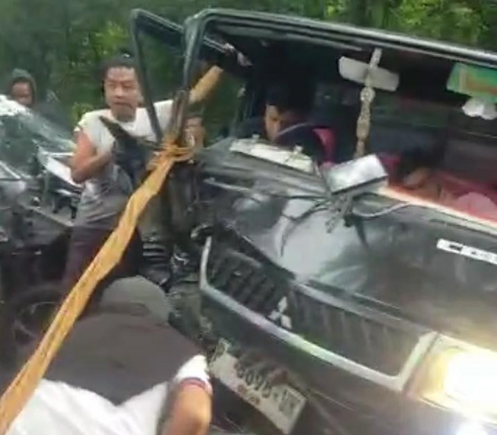 LAKA: Kondisi mobil Mitsubishi L300 yang telribat kecelakaan dengan Daitahsu Sigra di hutan cekik Jembrana