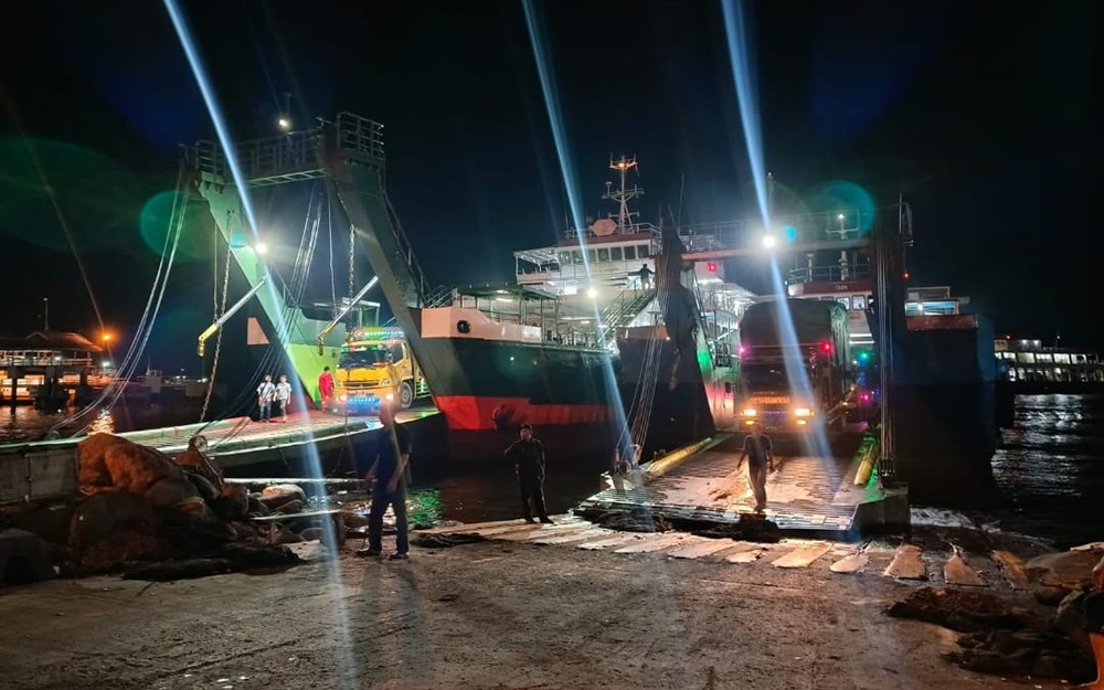 KELUAR LAGI: KMP Perkasa Prima mengeluarkan muatan setelah sling ramp door nyaris putus ketika hendak menyeberang ke Gilimanuk, Senin (9/12).