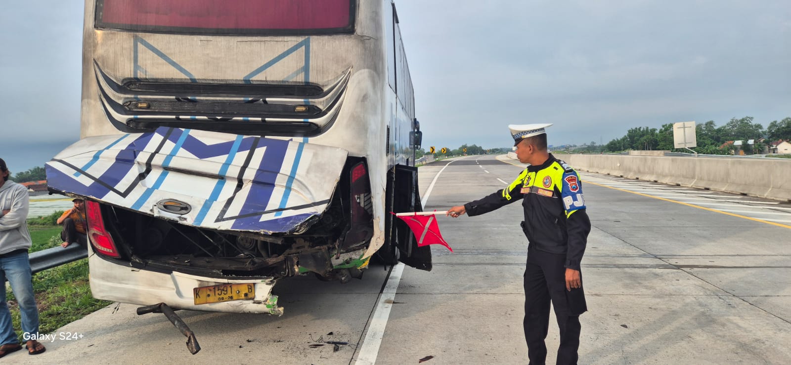 DISERUDUK: Kondisi bus yang ditabrak mobil yang ditumpangi Syamsuddin Batolla