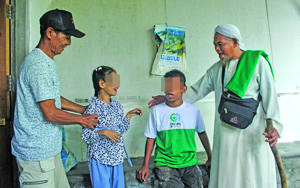 Dua anak penyandang difabel Janeeta Clinton (dua dari kiri) bersama tetangganya Rendra (tiga dari kiri) asal Dusun Kendenglembu, Desa Karangharjo, Glenmore yang tidak sekolah.
