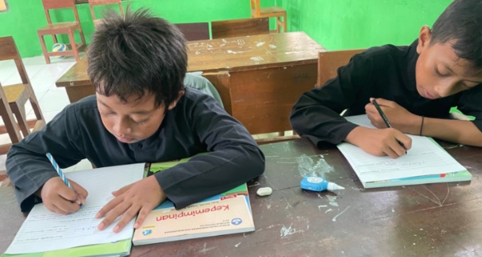 CURAHAN ISI HATI: Khoerul Huda dan Maulana Rizki menulis surat untuk Bupati di SDN 2 Giri, Banyuwangi.