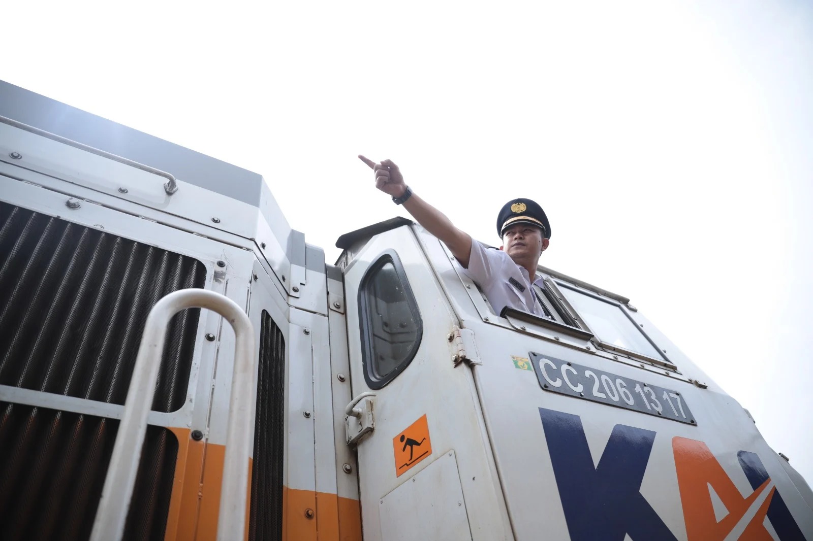 PT KAI menambah perjalanan kereta api selama masa angkutan Libur Nataru untuk mengakomodasi masyarakat yang pergi berlibur.