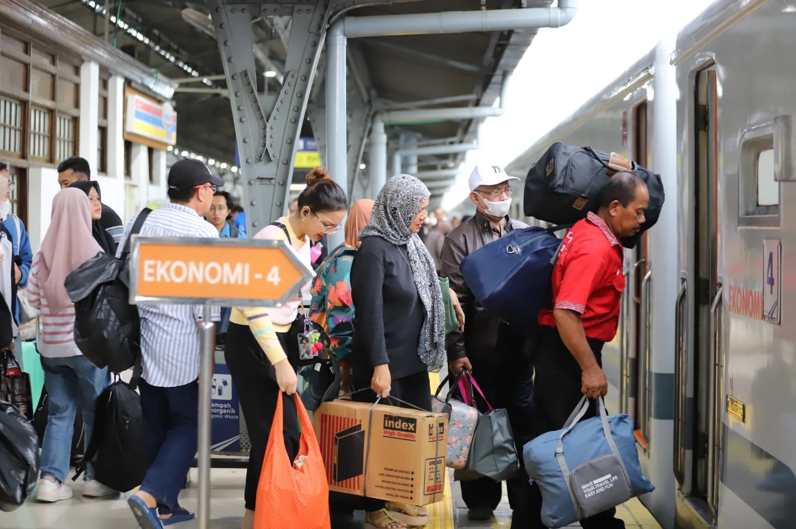 Jumlah tempat duduk yang tersedia di kereta api untuk masa libur Nataru masih tersedia.
