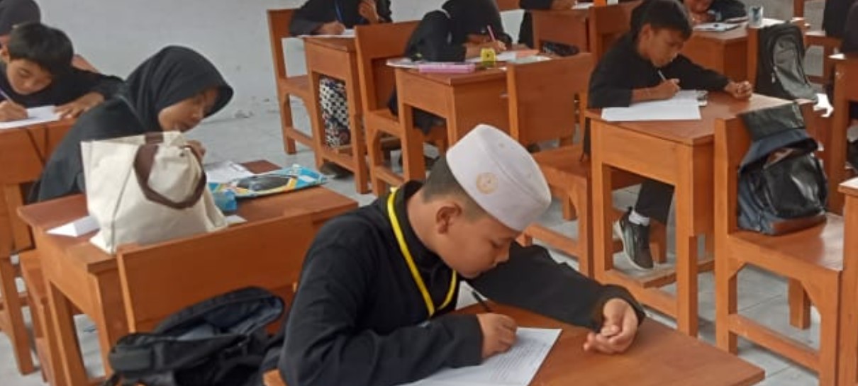PENDAPAT TERTULIS: Siswa menulis surat untuk Bupati Ipuk Fiestiandani di SDN 1 Bareng, Kecamatan Kabat, Banyuwangi.