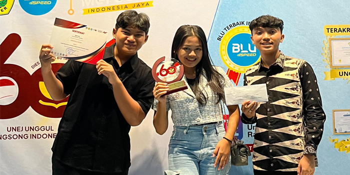 JAWARA : Ives Davlin, Laily Suci dan Dino Rahmansyah personil Armadillo Band saat menjadi juara II dalam Unej Dies Natalies ke 60 di Jember