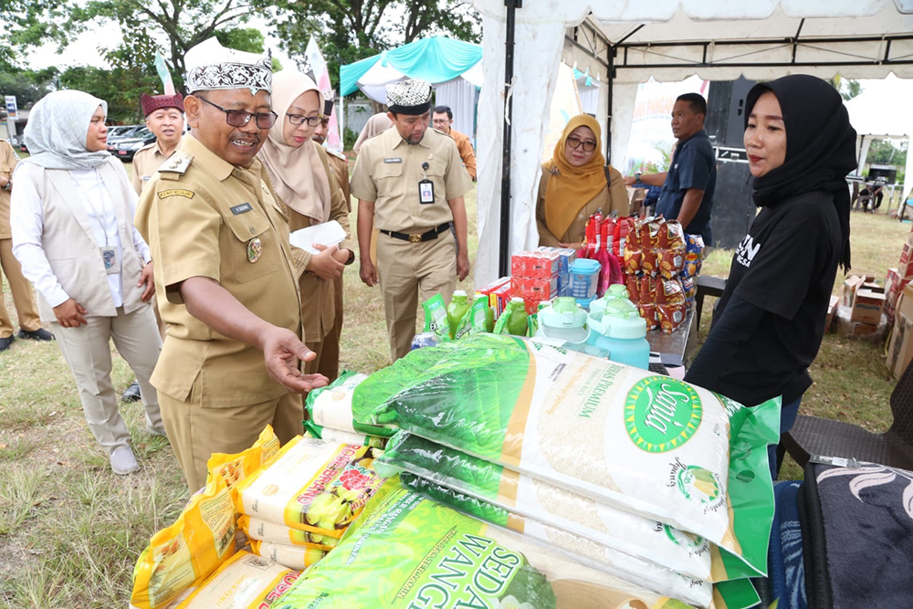 JAGA DAYA BELI: Wakil Bupati Sugirah meninjau pasar murah di Lapangan Glagah pada 30 September lalu.