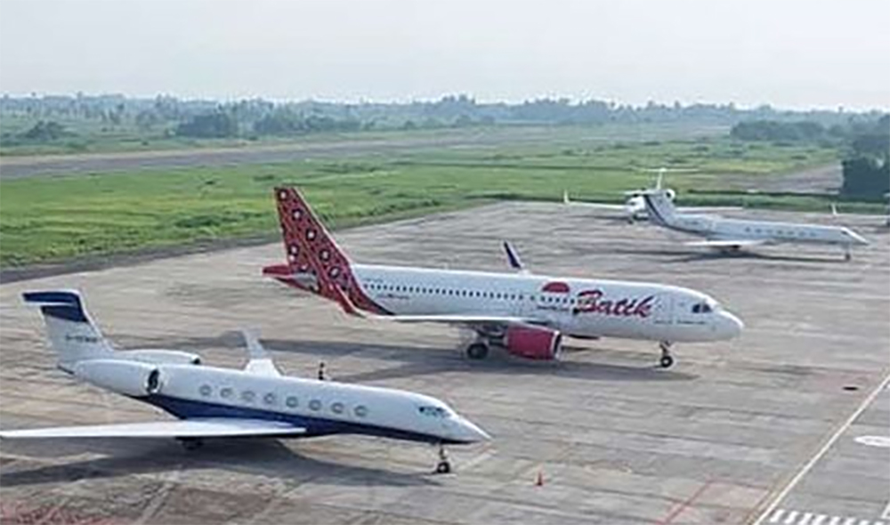 SUDAH PERNAH: Pesawat Batik Air landing di Bandara Banyuwangi, Senin (14/11/22). (Suri for Radar Banyuwangi)
