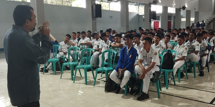 BEKAL MASA DEPAN : Pemberian materi persiapan menghadapi dunia kerja bagi kelas XII yang sebentar lagi lulus dari Semegah
