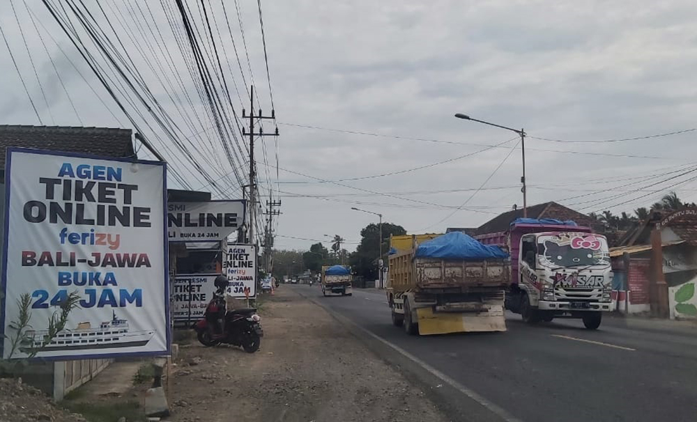 SWASTA: Loket penjualan tiket feri yang dikelola masyarakat banyak bertebaran di tepi jalan sekitar Pelabuhan Ketapang, Banyuwangi.