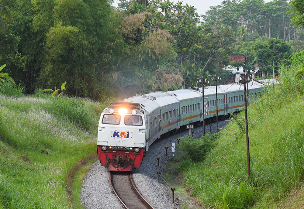 STABIL: Kereta api Probowangi melintas di selatan Stasiun Banyuwangi Kota.
