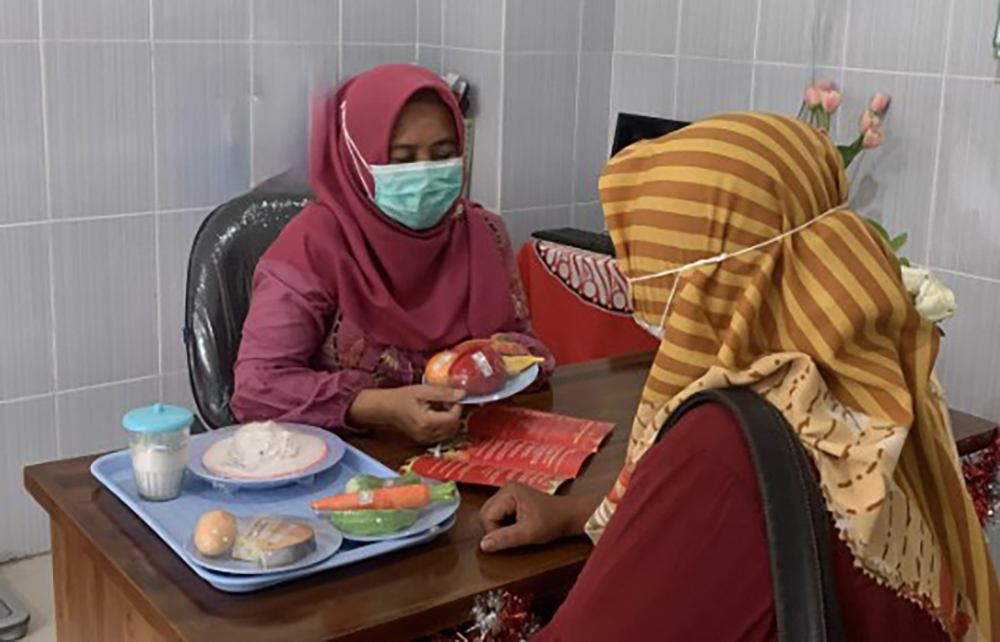 SEHAT: Ahli gizi Harini Puji Rahayu SGz melayani konsultasi di Poli Gizi RSUD Genteng.