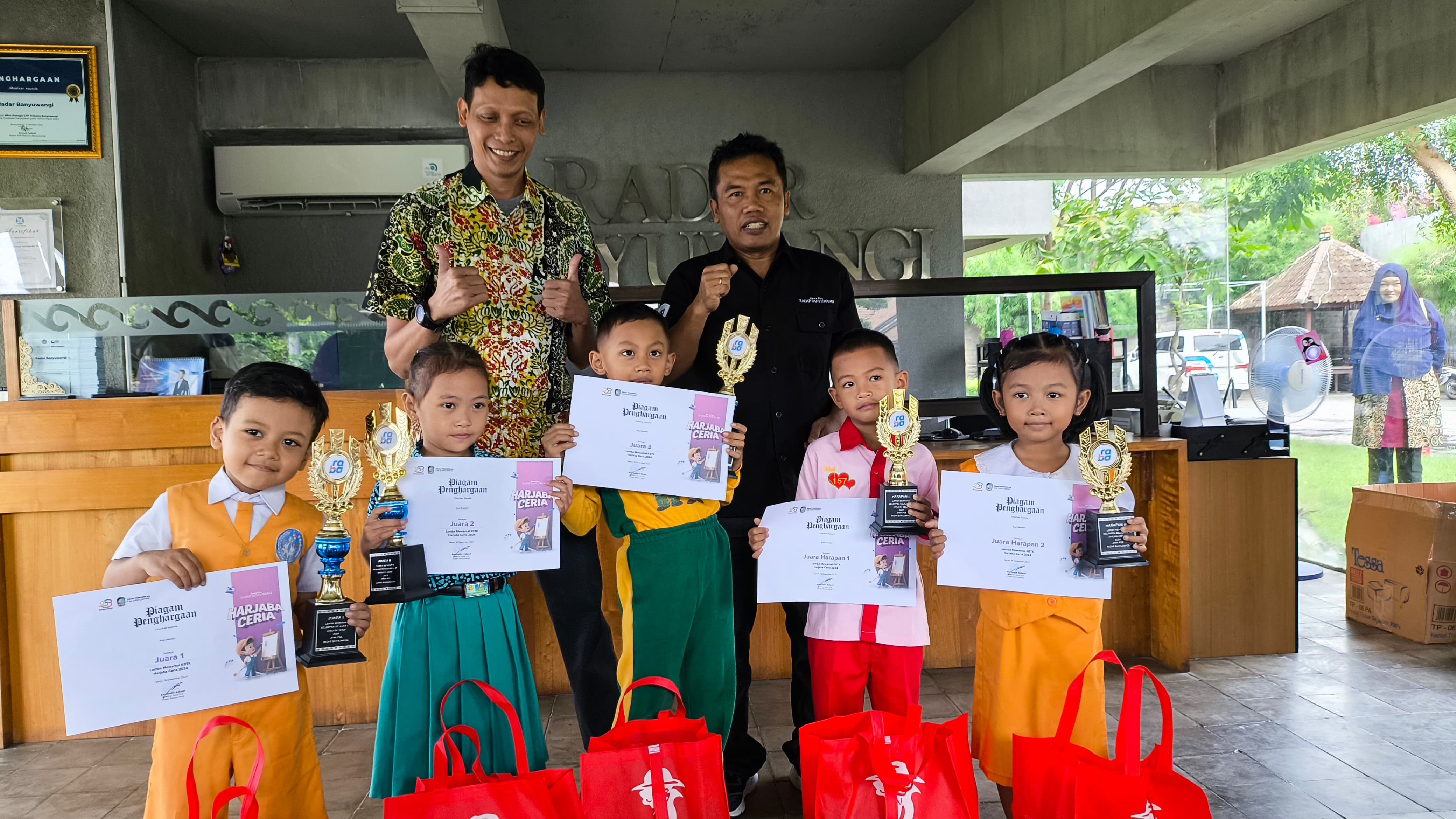 GM JP-RaBa Rahman Bayu Saksono dan Pemred JP-RaBa Syaifuddin Mahmud berfoto bersama pemenang Lomba Mewarnai Harjaba Ceria di Gedung Grha Pena,  Selasa (17/12).