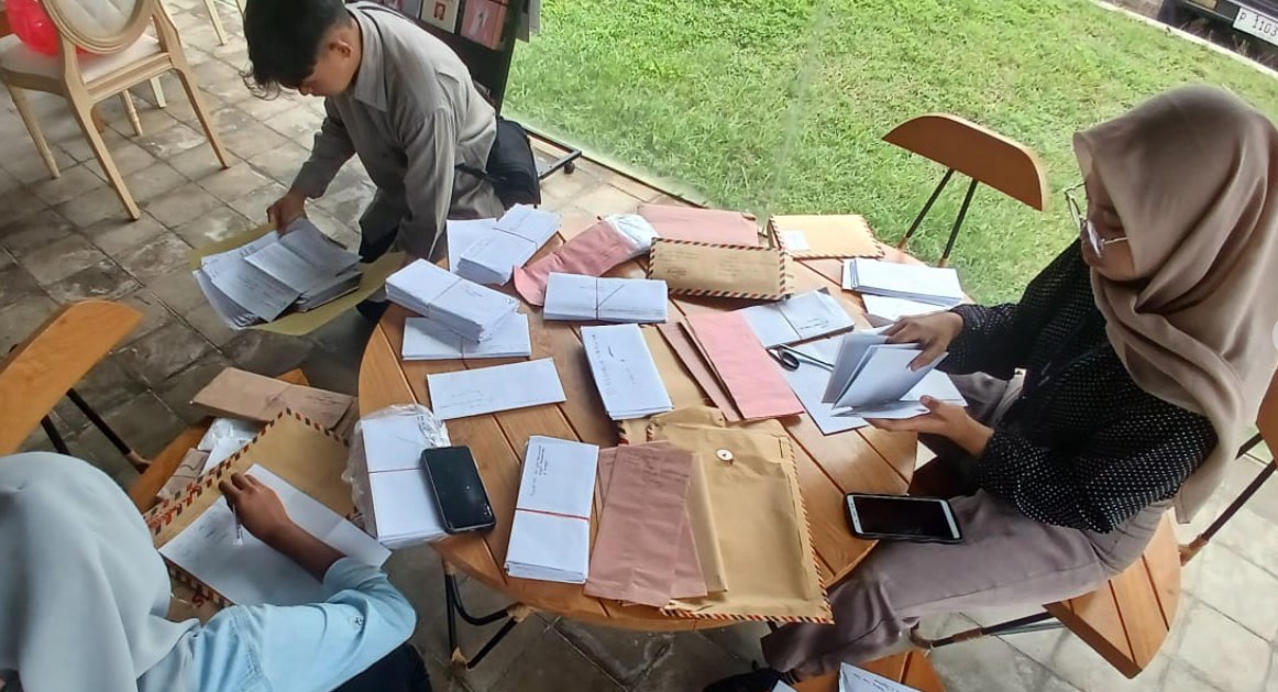 Panitia lomba Menulis Surat untuk Bupati Banyuwangi memilah ratusan karya siswa yang masuk di Grha Pena Radar Banyuwangi Selasa 17 Desember 2024