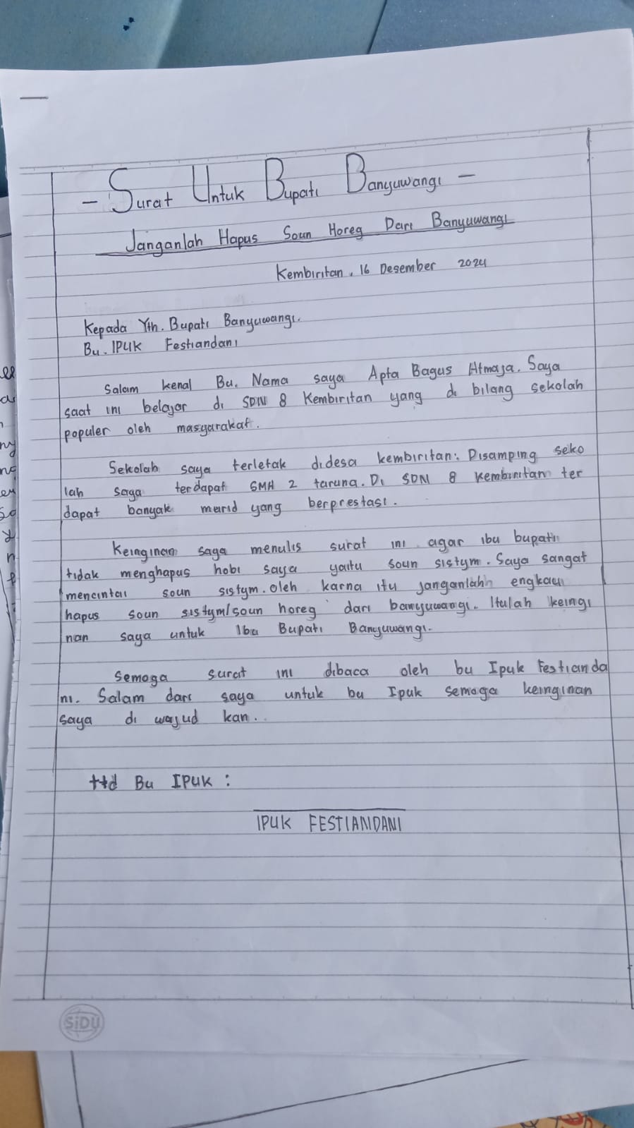 Apta Bagus Atmaja, siswa SDN 8 Kembiritan Banyuwangi ini mengaku sedih hobinya dilarang bupati.