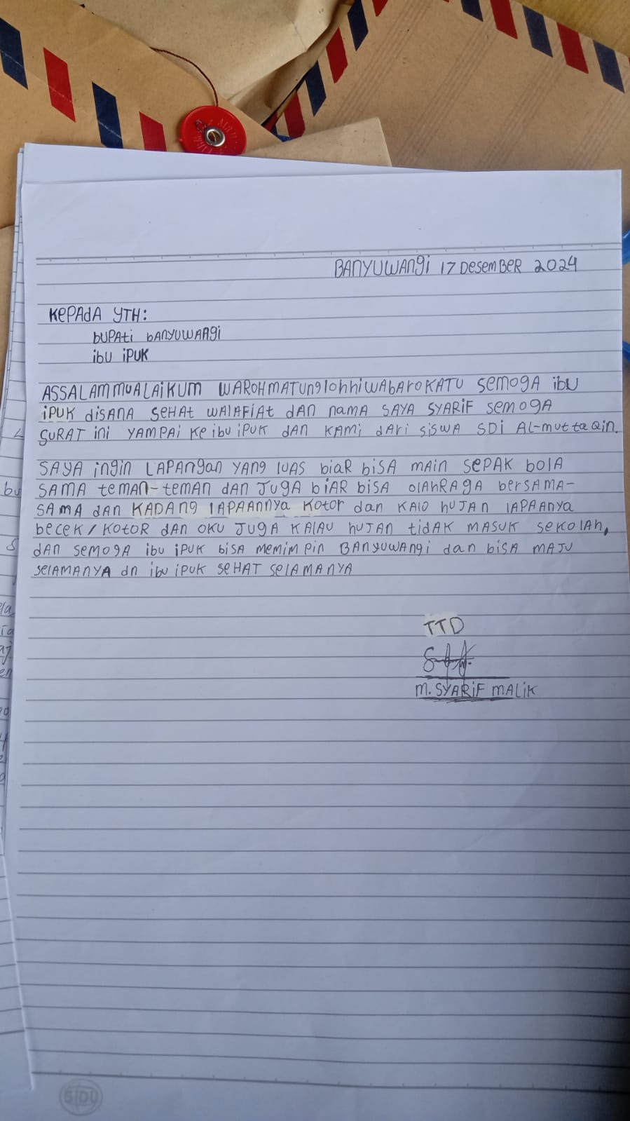 M Syarif Malik, siswa SDI Al-Muttaqin ini meminta lapangan sepak bola yang luas pada Bupati Banyuwangi,
