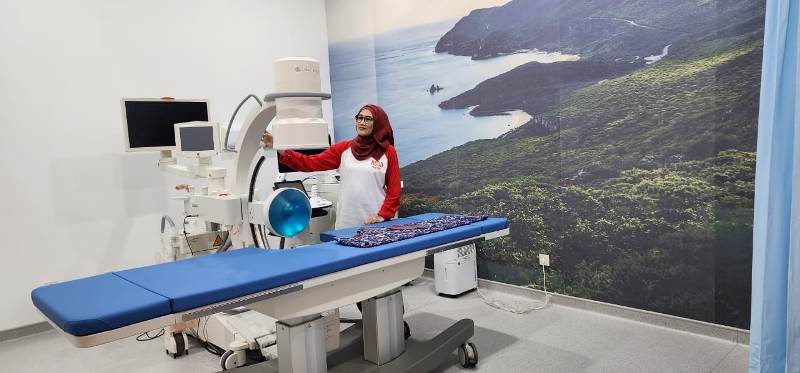 CANGGIH: Direktur RSUD Genteng dr Hj Siti Asiyah Anggraeni M MRS FISQua menunjukkan alat kesehatan ESWL.