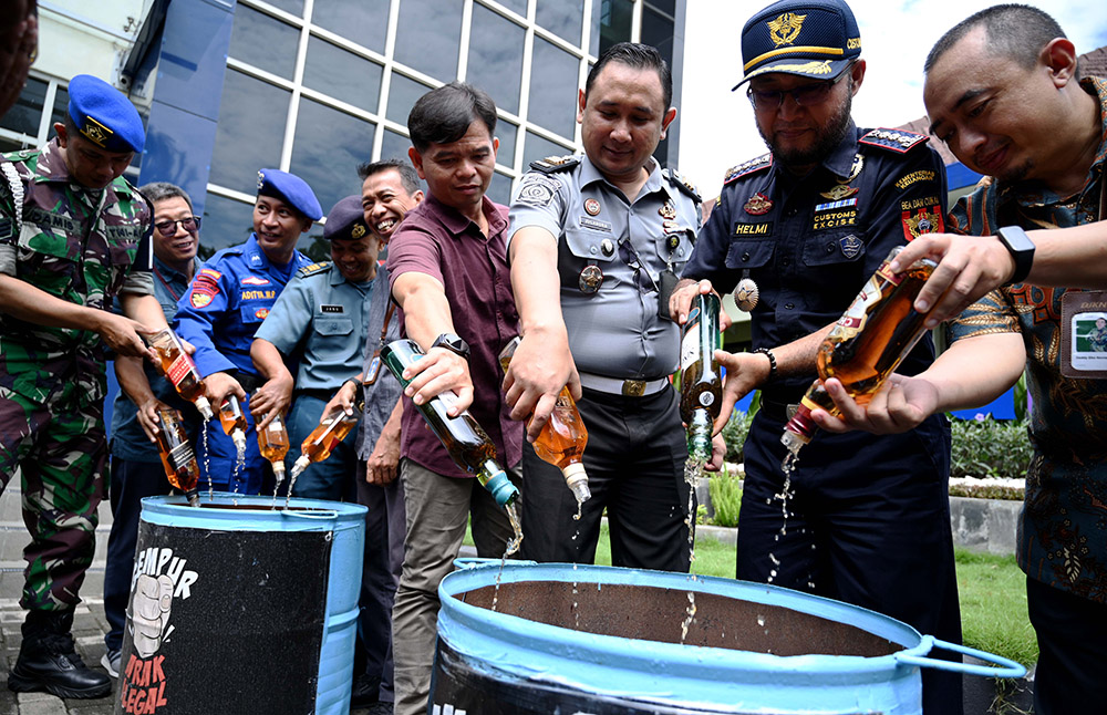 Bea Cukai dan instansi terkait memusnahkan miras ilegal dari hasil penindakan, Selasa (17/12).