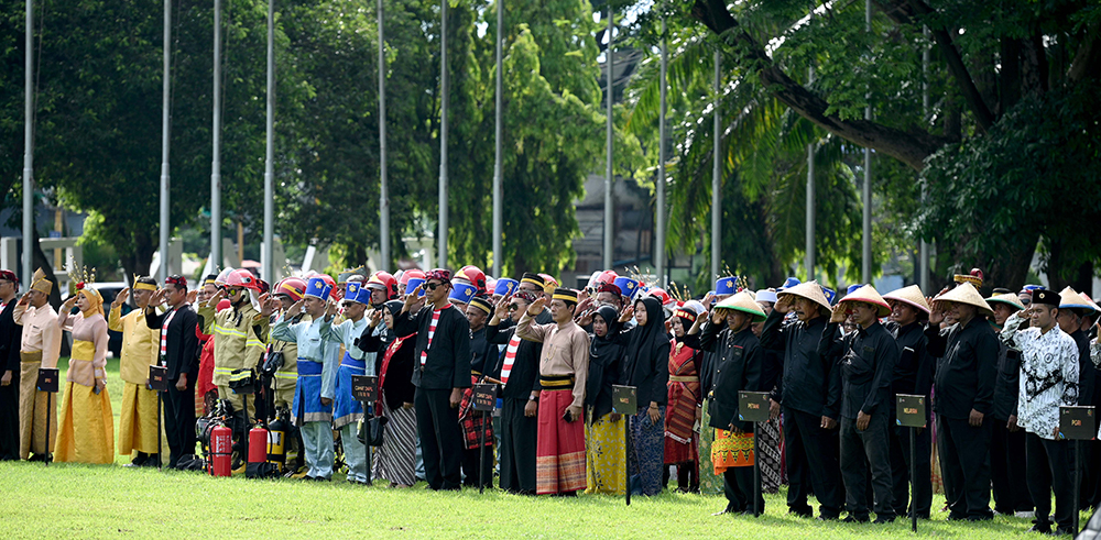 Para peserta upacara peringatan Harjaba ke-253 di Taman Blambangan, Rabu (18/12) mengenakan pakaian adat suku dan etnis yang tinggal di Banyuwangi.