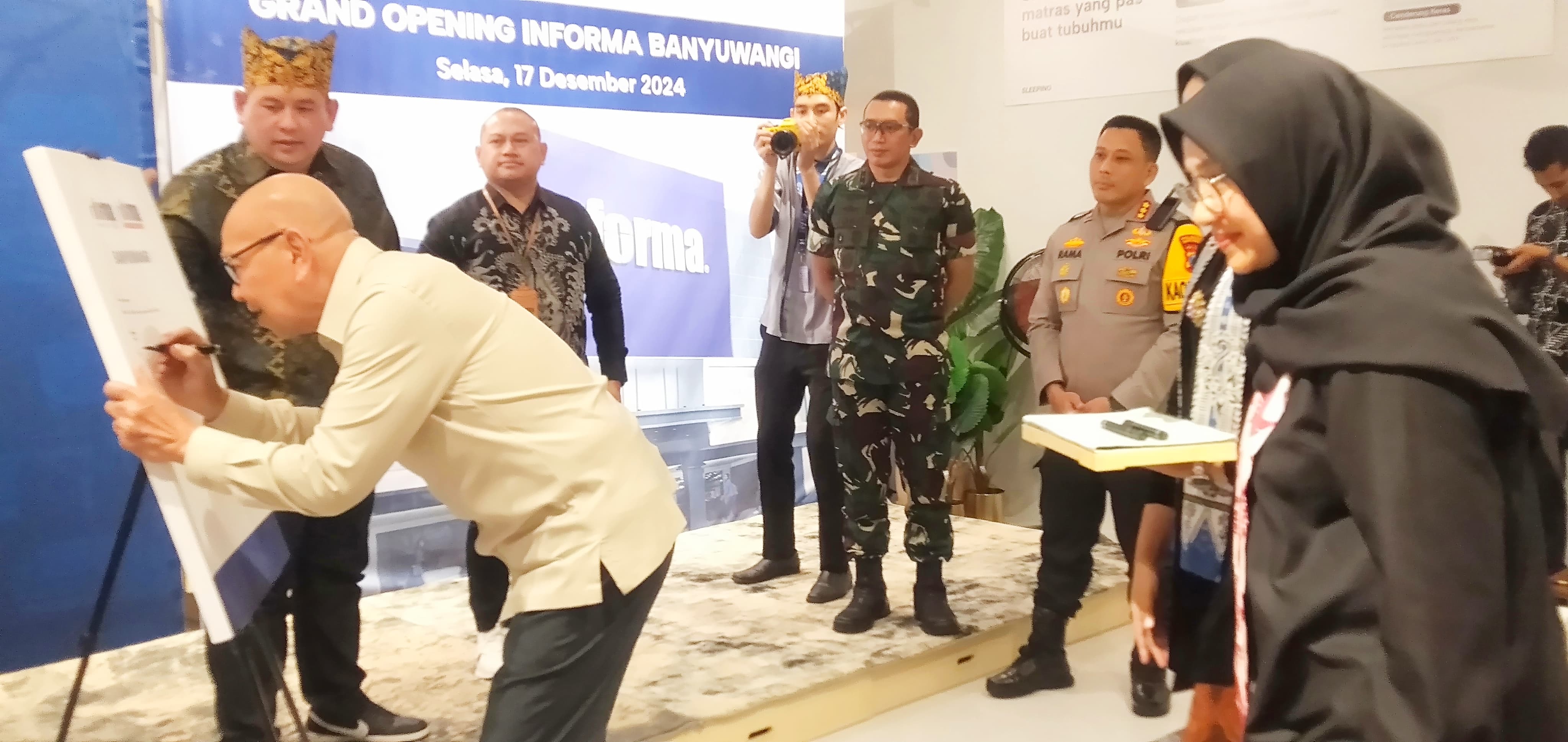 Mayjen (Purn) Glenny Kairupan bersama Bupati Banyuwangi Ipuk Fiestiandani saat grand opening Informa, Banyuwangi, Selasa (17/12).