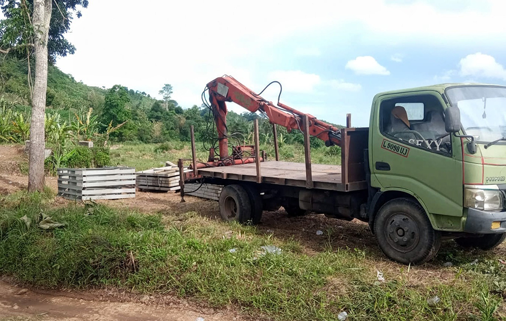 DARURAT: Material besi baja untuk jembatan darurat di Kampung Mbaung, Dusun Sumberurip, Desa Barurejo, Kecamatan Siliragung siap dirakit, Rabu (18/12).