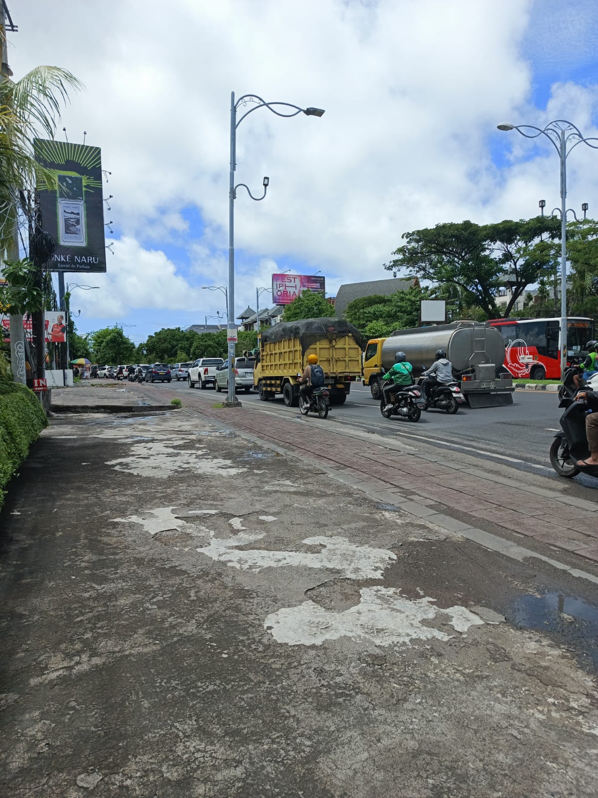 MULAI TERASA: Kepadatan kendaraan mulai terasa di beberapa titik di Bali salah satunya Jalan Sunsetroad