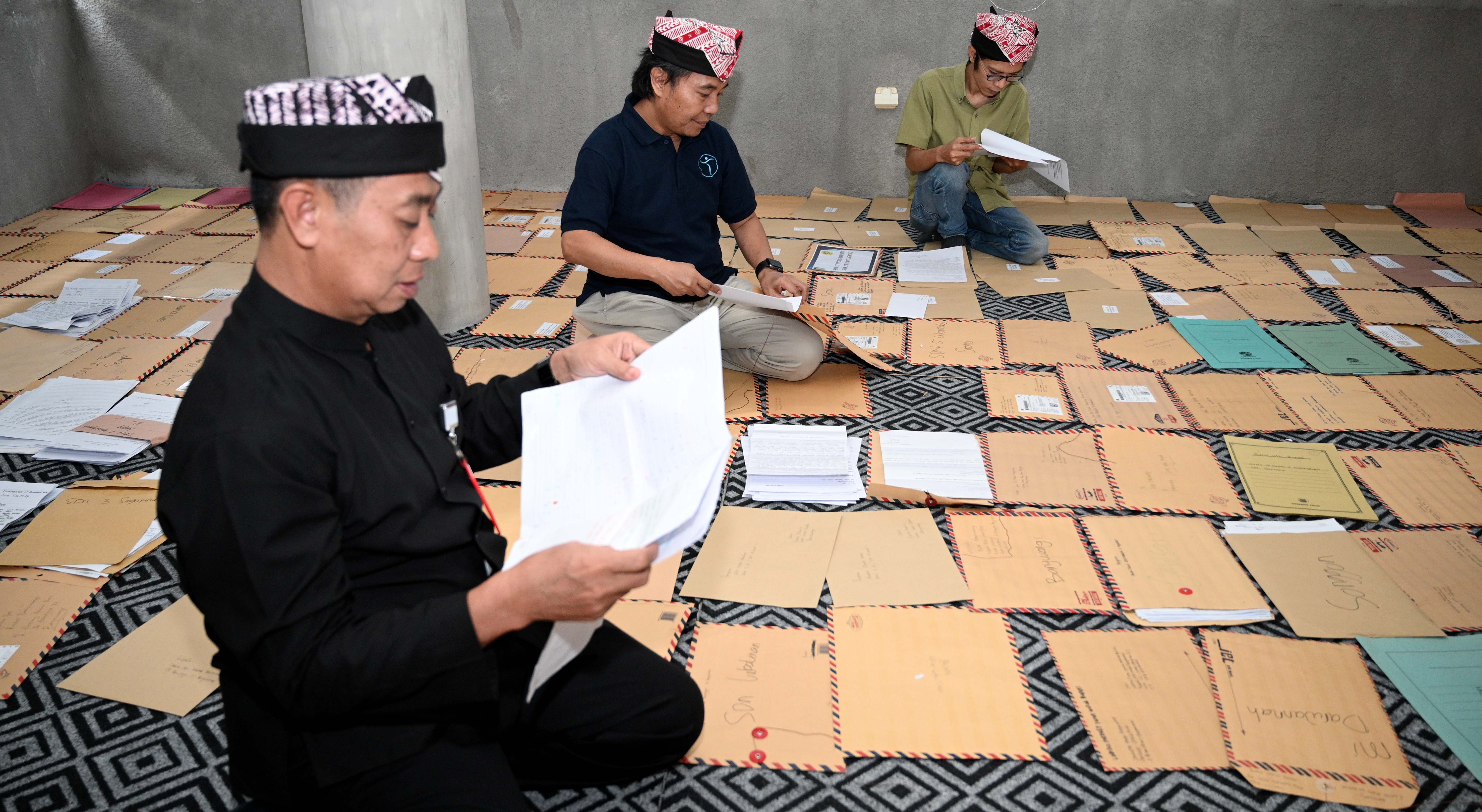 Kadispendik Banyuwangi, Suratno, membaca salah satu surat peserta Lomba Menulis Surat untuk Bupati, Kamis (19/12).