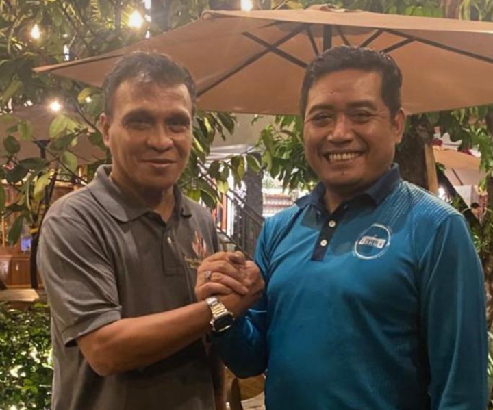 Alexander Saununu bersama Presiden Persewangi, Handoko