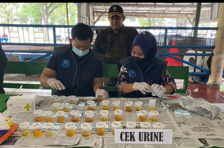 Sampel urine milik sopir di Terminal Sritanjung Banyuwangi.