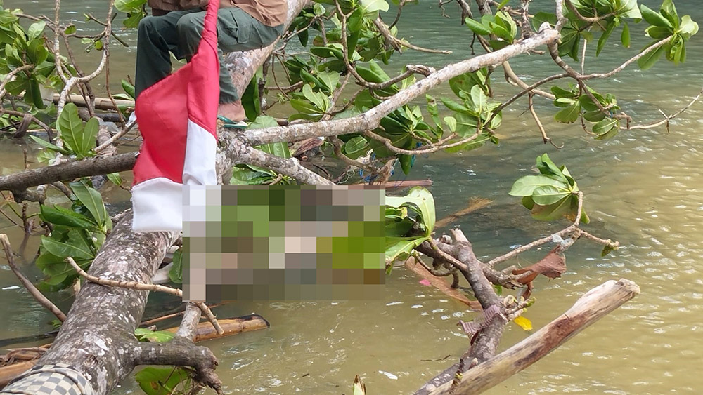 MENGAMBANG: Mayat mengambang di muara Pantai Parang Ireng, daerah Resort Pancur, Alas Purwo, wilayah Dusun Purworejo, Desa Kalipait, Tegaldlimo, Jumat (20/12).