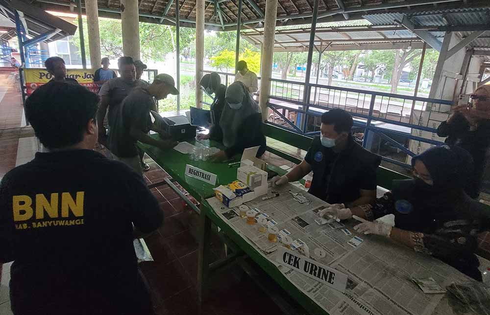 CEGAH KECELAKAAN: Petugas gabungan menggelar razia dan tes urine kepada sejumlah pengemudi angkutan di Terminal Sri Tanjung, Jumat (20/12).
