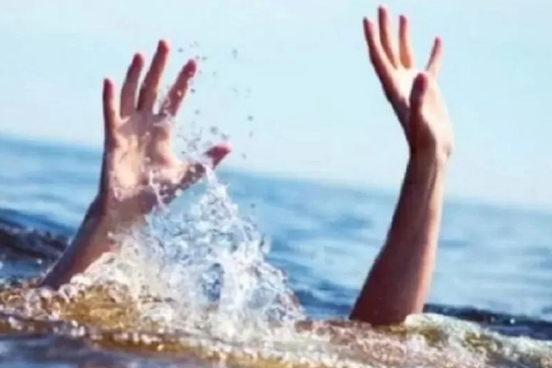 VIDEONYA VIRAL: Aksi penumpang kapal ferry di Selat Bali terjun ke laut berakhir tragis