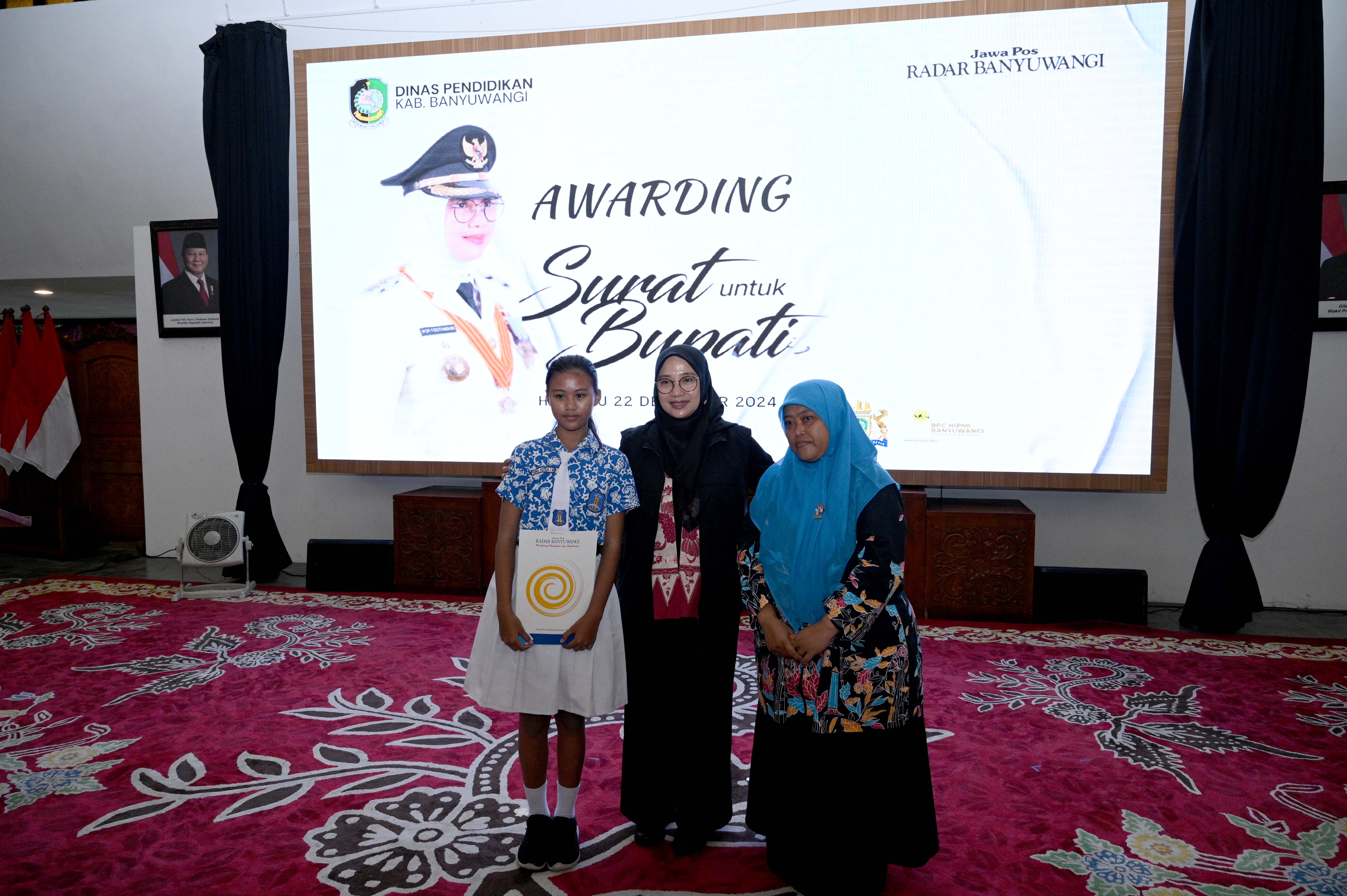 Faiha Astila Iffa Handayani, siswi kelas 5 SDN 4 Penganjuran Banyuwangi berhasil mewujudkan impian sang ibu untuk bertemu Bupati Ipuk Fiestiandani di Pendapa Sabha Swagata Blambangan, Minggu (22/12).