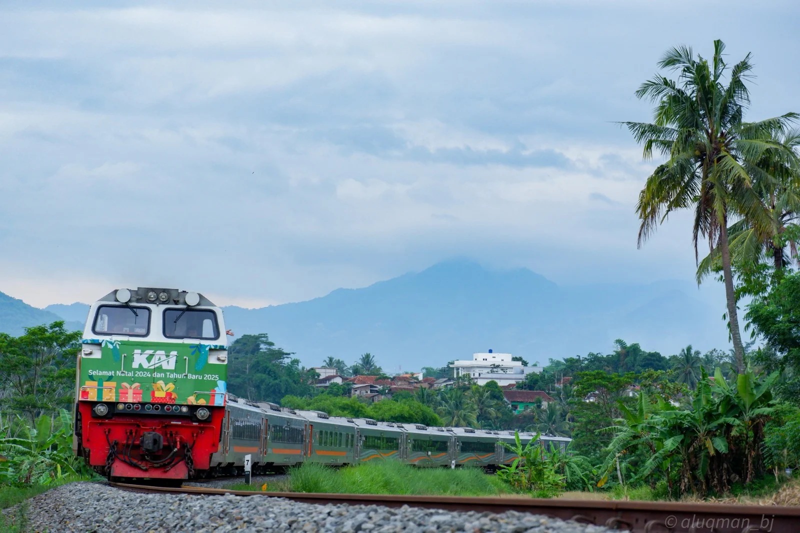 PT KAI mengantarkan ratusan ribu penumpang pada hari pertama Masa Angkutan Libur Nataru.