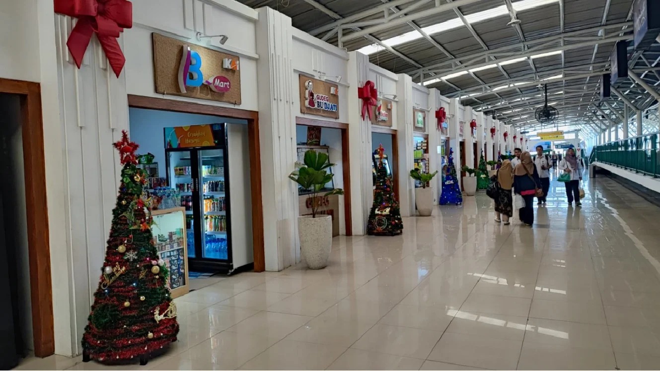 Selama liburan Nataru, sejumlah stasiun dan kereta api dihias nuansa natal.