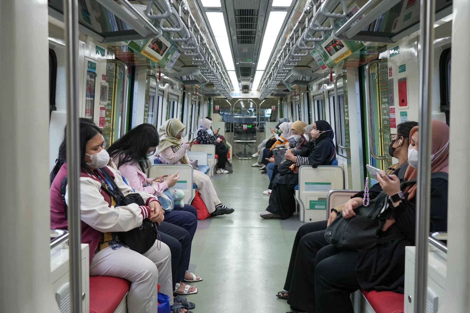 KAI menyediakan kereta khusus wanita di LRT Jabodebek selama jam operasional mulai Senin (23/12).
