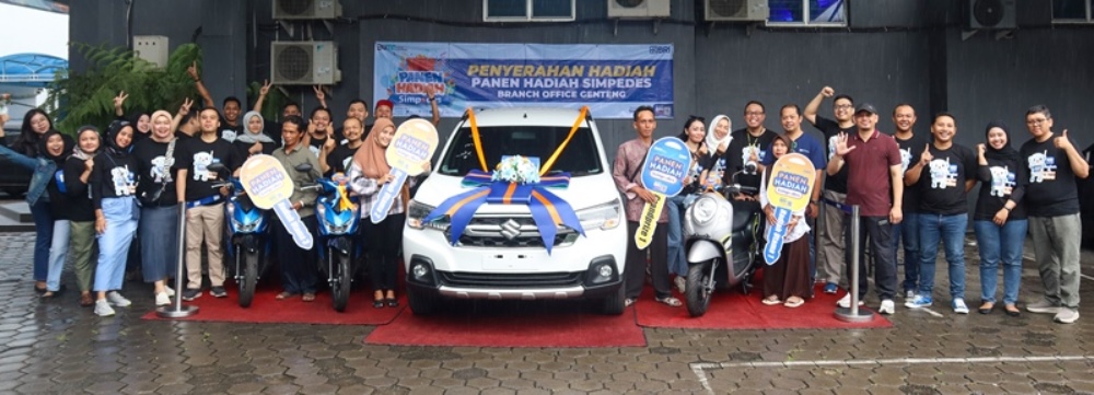 PANEN HADIAH: Pinca BRI KC Genteng Dani Priatmoko (lima dari kanan) bersama para Kepala Unit BRI di bawah KC Genteng dana Karyawan BRI Genteng dengan pemenang hadiah PHS Periode 1 2024 pada Sabtu (21/