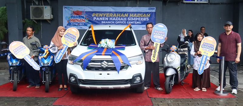 HADIAH UTAMA: Pinca BRI KC Genteng, Dani Priatmoko (kanan) bersama para pemenang PHS Periode 1 2024 pada Sabtu (21/12).