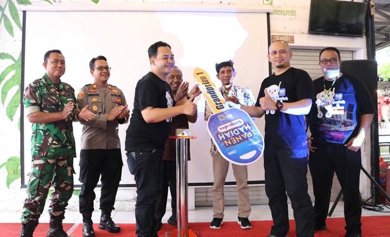 SIMBOLIS: Pinca BRI KC Genteng Dani Priatmoko menyerahkan duplikat kunci grand prize mobil Suzuki XL 7 disaksikan Forpimka Gambiran, notaris, dan perwakilan Dinsos Jawa Timur dalam undian PHS Periode