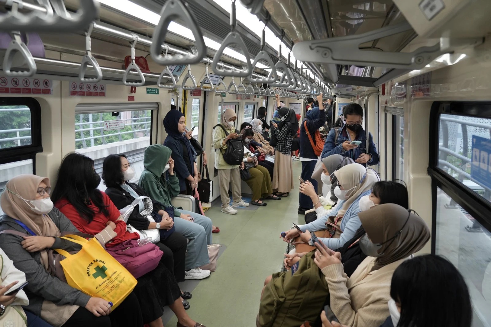 LRT Jabodebek berikan tarif promo selama libur Natal.