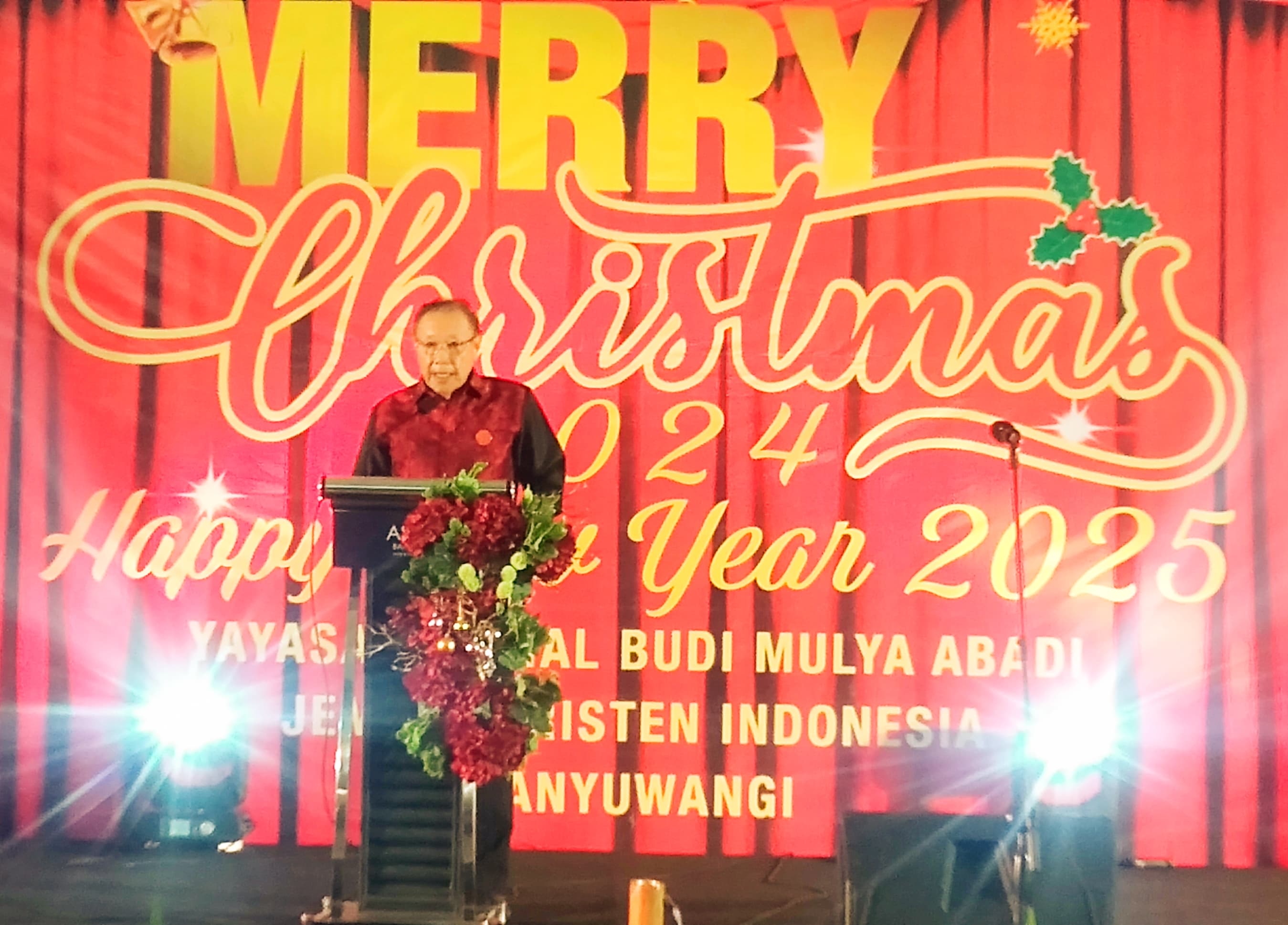 Ketua Yayasan Sosial Budi Mulia Abadi Agus Sudirman saat menyambut natal di Aston Hotel Banyuwangi, Selasa malam (24/12).