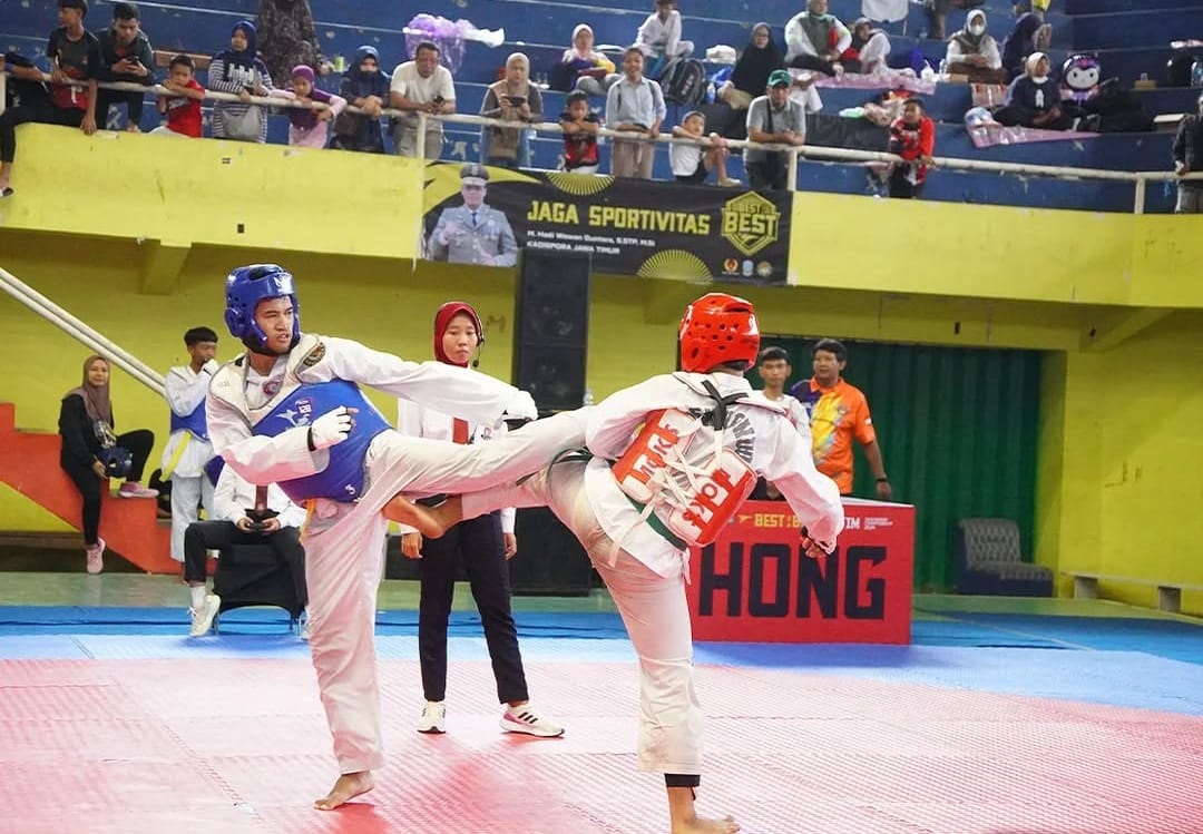 TARUNG : Para atlet saat mengikuti kyorugi pada ajang Taekwondo Championship 2024 di GOR Tawangalun pada 19 - 22 Desember 2024