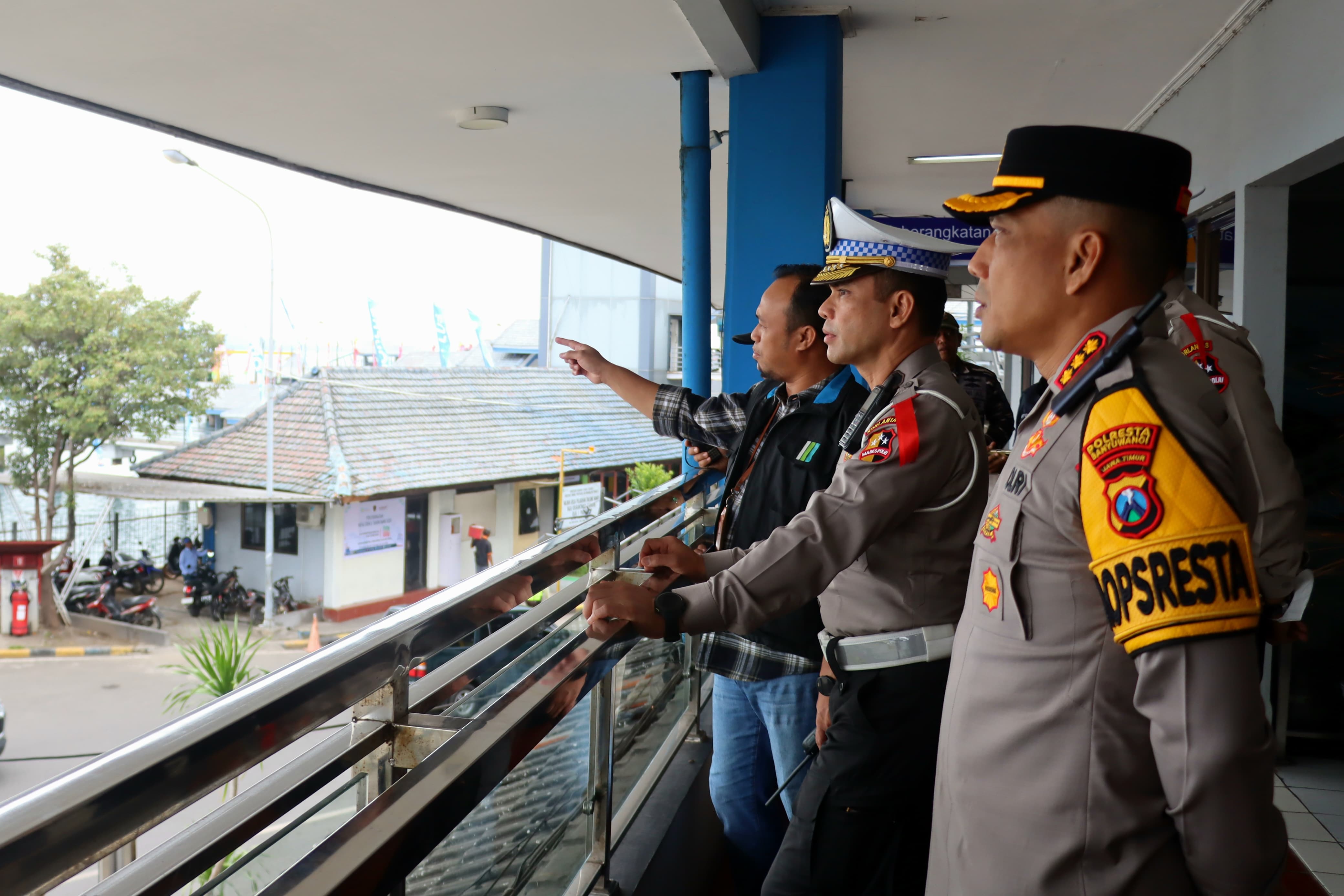 Brigjen Pol Dr. Singgamata, S.I.K., M.H. didampingi Kombes Pol Rama Samtama Putra, S.I.K., M.Si., M.H. melakukan peninjauan di Pelabuhan ASDP Ketapang Banyuwangi, Rabu (25/12/2024).