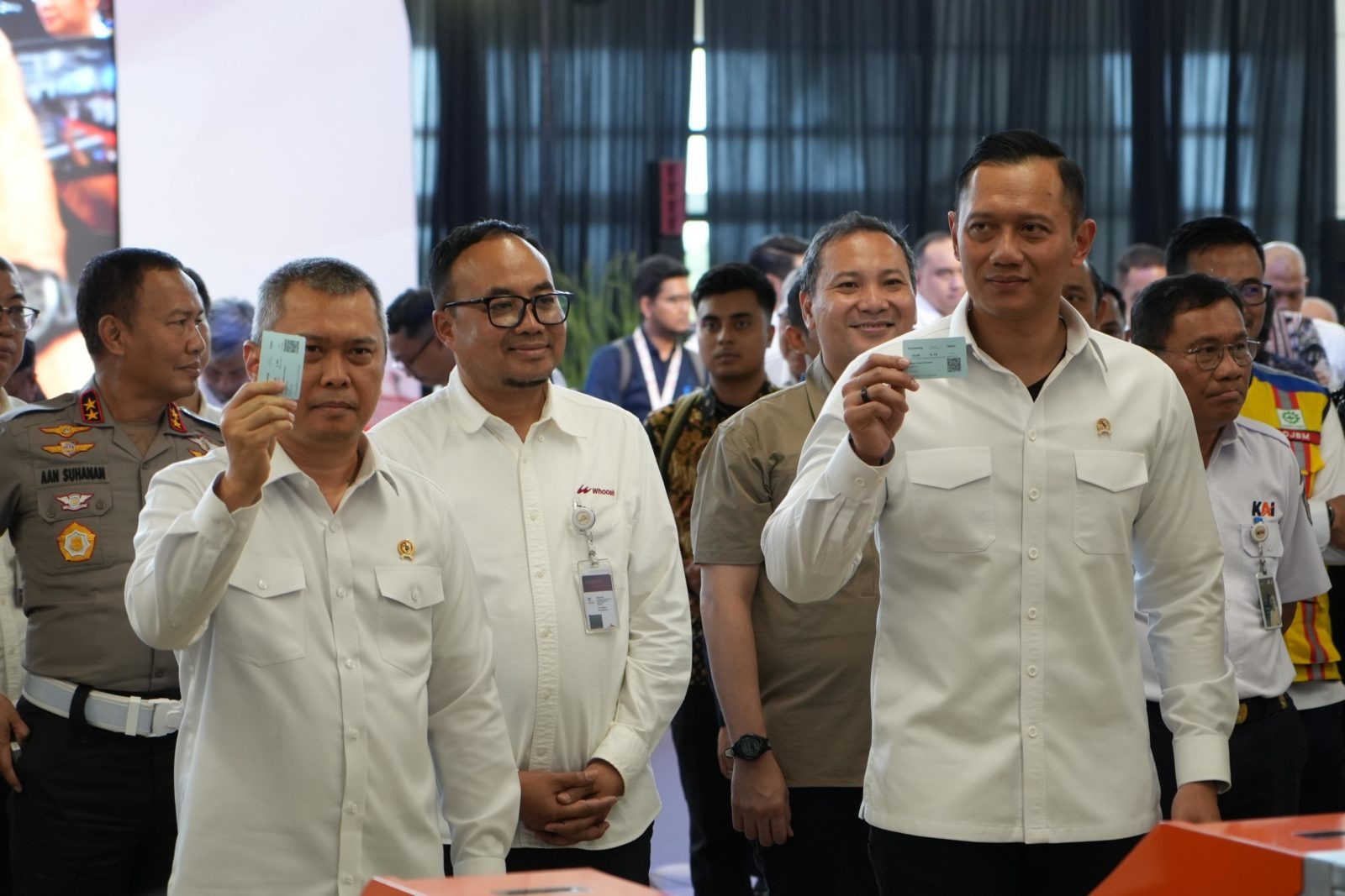 Menhub Dudy Purwagandhi dan Menko Infra Agus Harimurti Yudhoyono meresmikan Stasiun Kereta Cepat Whoosh Karawang.