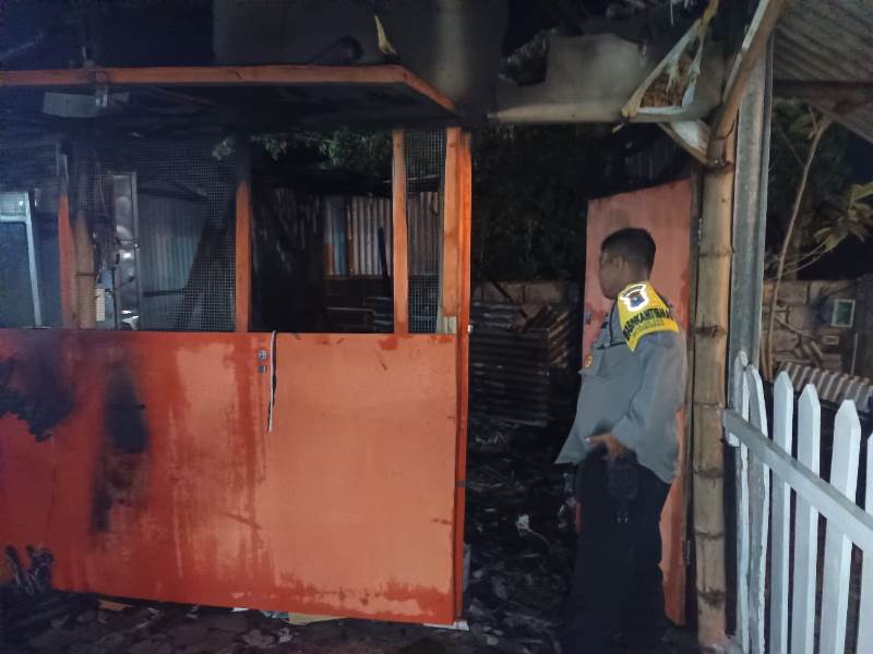 PADAMKAN API: Anggota Polsek Gambiran Memeriksa warung Mie Jebew & Wonton di Dusun Petahunan Desa Jajag, Kecamatan Gambiran pada Senin (23/12) sore.