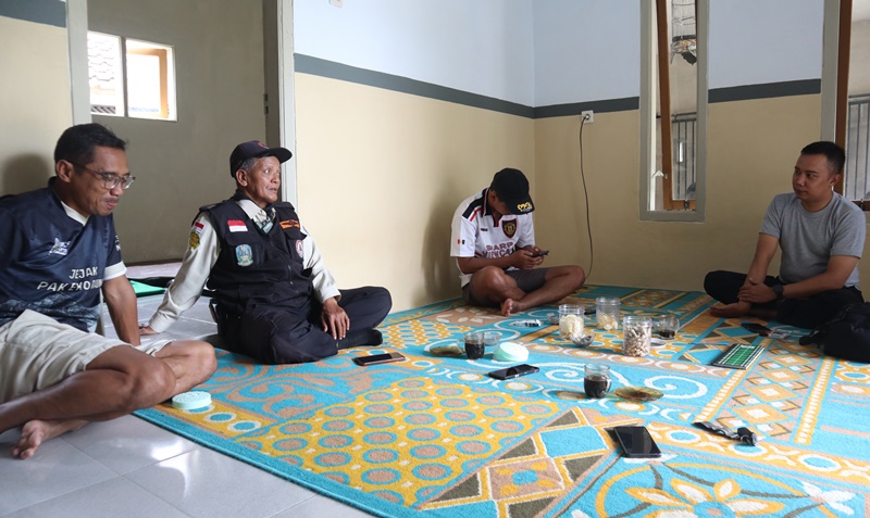 SEPI: Pemilik base camp Jejak Pak EKo di Dusun Wonorejo, Desa Kalibaru Wetan, Kecamatan Kalibaru, Eko Wahyudianto (kiri) bersama petugas BPBD dan Perhutani di pos pendakian miliknya Rabu (25/12)