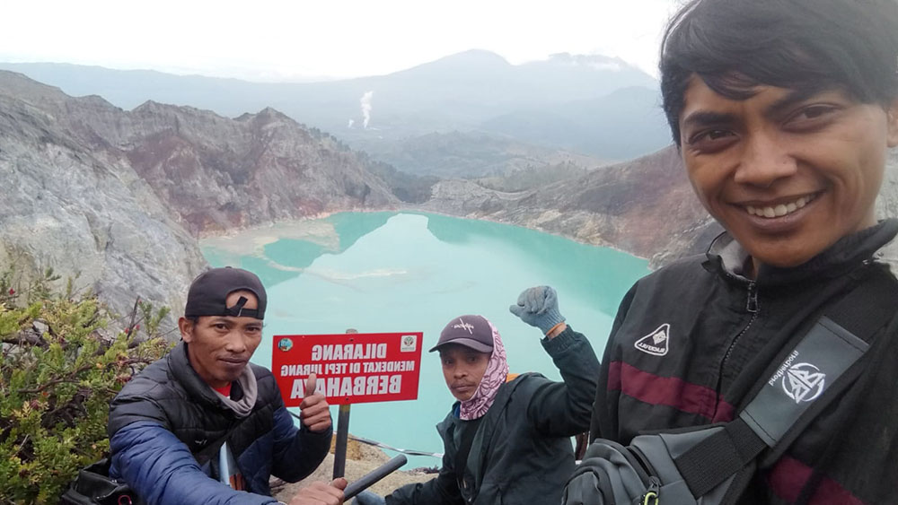 PASANG PATOK: Petugas TWA Kawah Ijen melakukan pemasangan rambu peringatan tambahan bagi wisatawan untuk tidak mendekati bibir jurang.