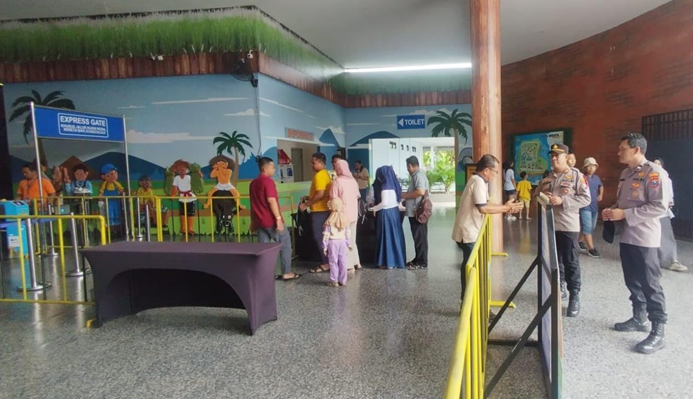 PATROLI: Kapolsek Kabat AKP Kusmin bersama jajaran saat melakukan patroli pengamanan di salah satu destinasi wisata di Kecamatan Kabat, Kamis (26/12).