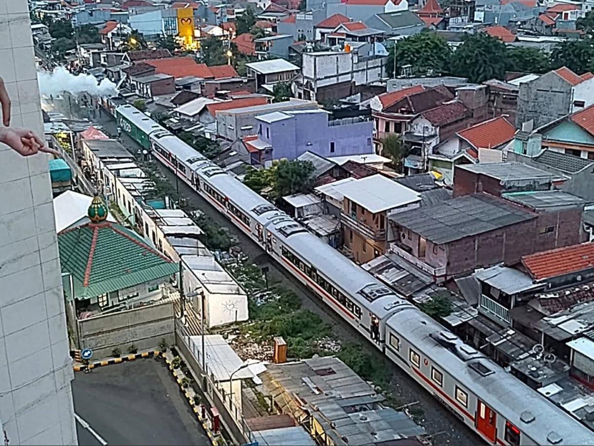 Lokomotif Kereta Api Wijaya Kusuma rute Ketapang Banyuwangi-Cilacap mengalami gangguan di Wonokromo, Surabaya, Kamis sore (26/12).